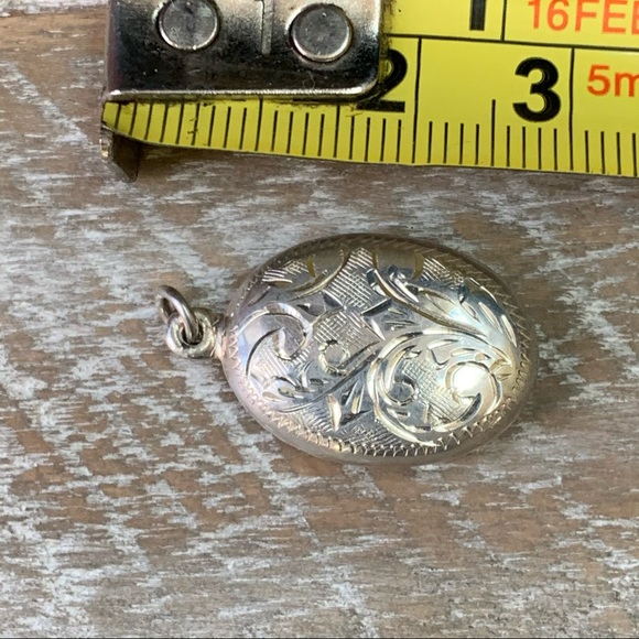 Vintage Silver Etched Oval Necklace Charm - Picture 2 of 2